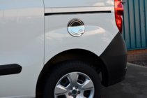Opel Combo 2012–2018 Nerezový kryt dvierok palivovej nádrže fotografia 3
