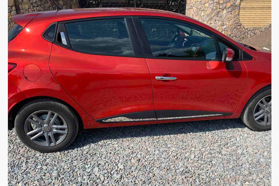 Renault Clio IV 2012–2019 Rovná lišta na dvere (4 ks, nerez) Čierny chróm Image