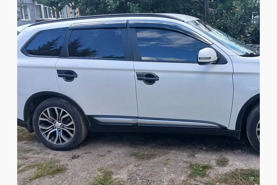 Mitsubishi Outlander 2012–2021 Pozdĺžne strešné lyžiny (2 ks) Image