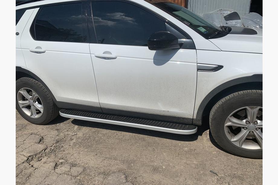 Land Rover Discovery Sport 2014– Bočné prahy Tayga Grey (2 ks, hliník) 2019+ Fotografia 3