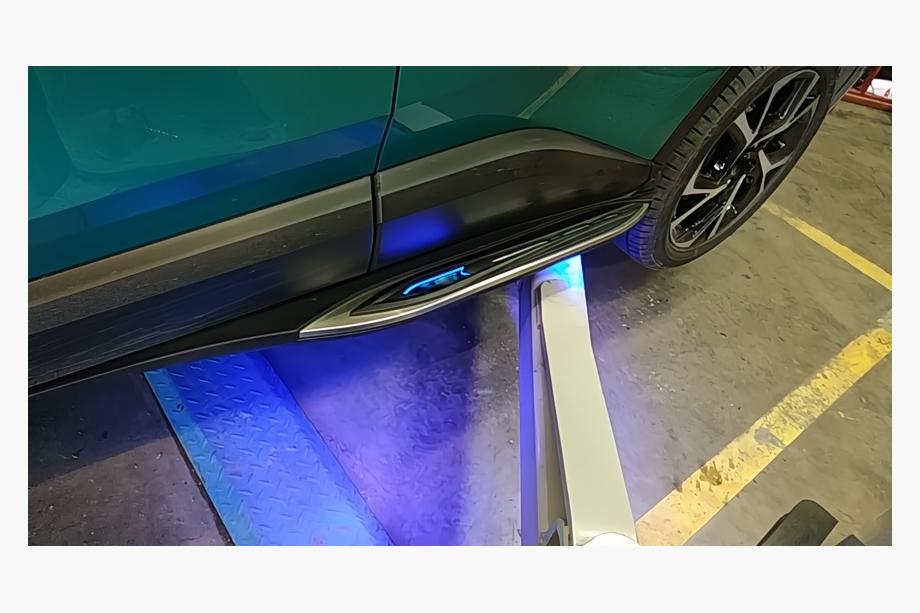 Toyota C-HR 2016–2023 Bočné nášľapy Original V2 (2 ks, hliník) Image