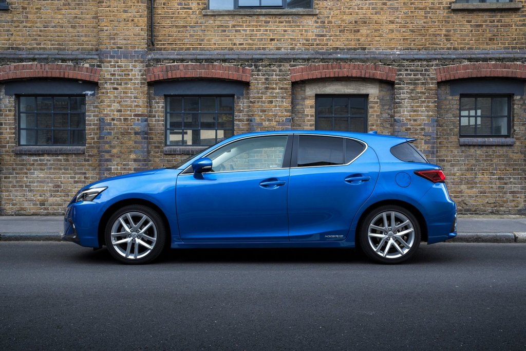 Recenzia hybridného hatchbacku Lexus CT 200h