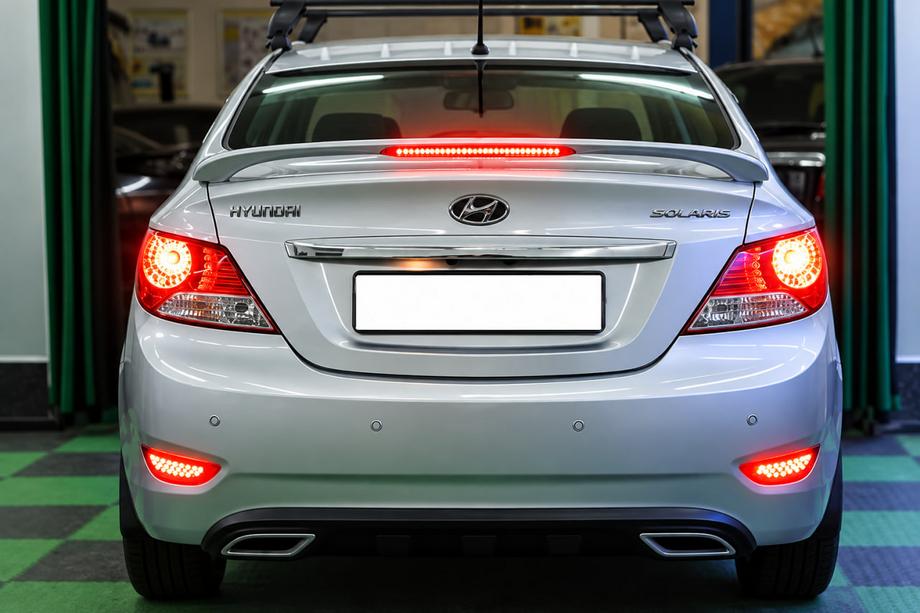 Hyundai Accent 2011–2017 Spojler Niken V2 (na lakovanie) Image