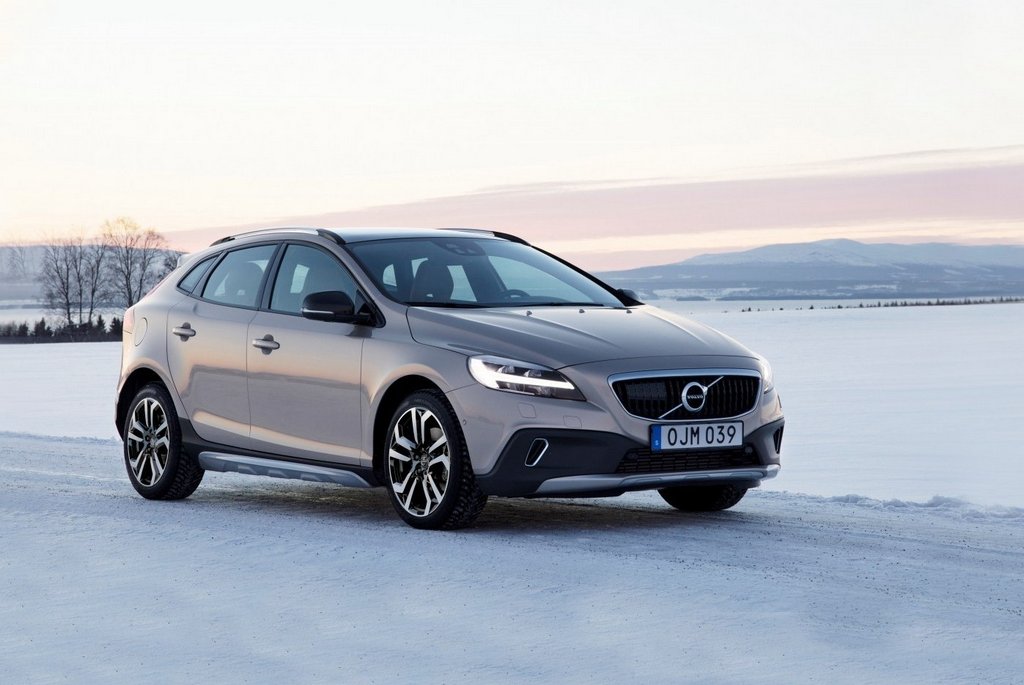 Recenzia terénnej verzie hatchbacku Volvo V40 Cross Country