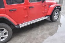 Jeep Wrangler 2007–2017 Bočné nášľapy Silver (2 ks) fotografia 4