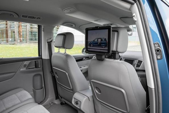 Modernizovaný minivan Volkswagen Sharan druhej generácie Fotografia 7