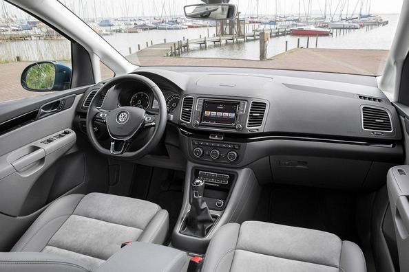 Modernizovaný minivan Volkswagen Sharan druhej generácie Fotografia 5