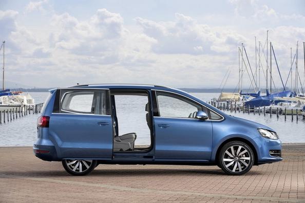 Modernizovaný minivan Volkswagen Sharan druhej generácie Fotografia 1