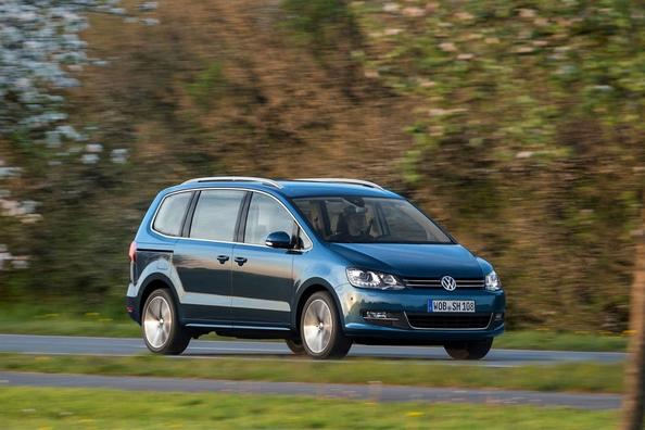 Modernizovaný minivan Volkswagen Sharan druhej generácie Fotografia 2