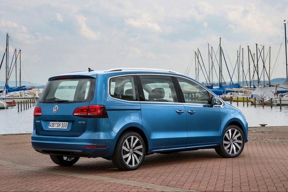 Modernizovaný minivan Volkswagen Sharan druhej generácie Fotografia 3