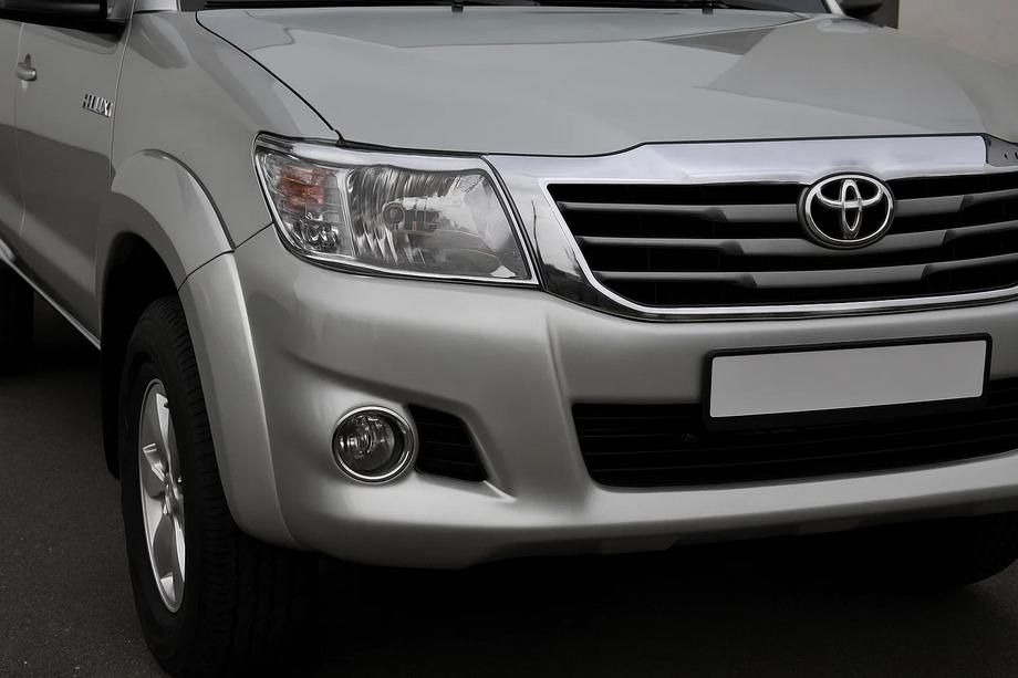 Toyota Hilux 2006–2015 Chrómové kryty svetlometov (2 ks, plast) Image