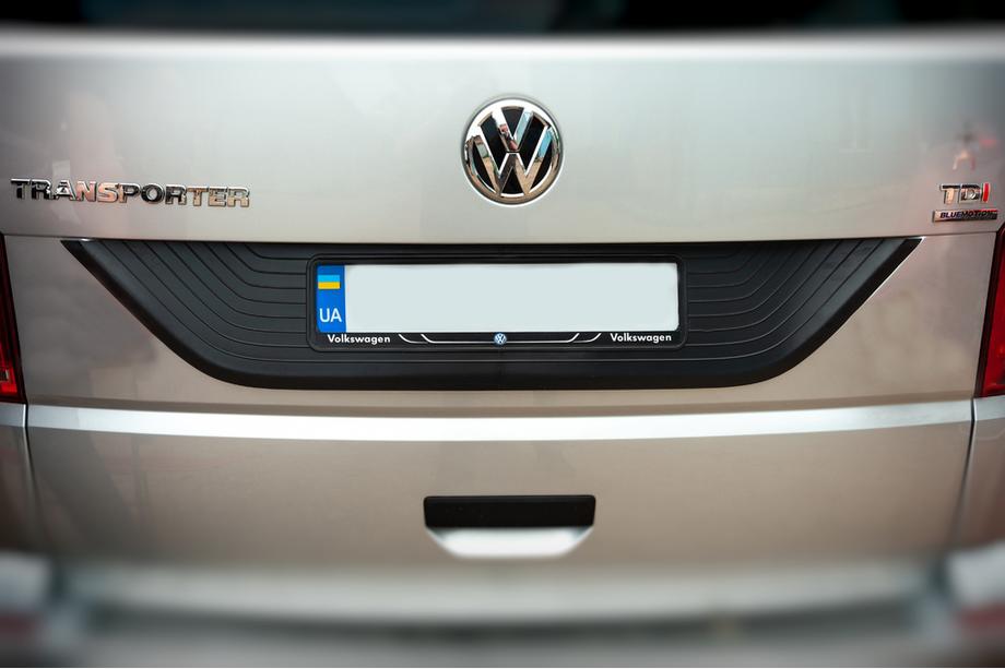 Volkswagen T6 2015–2024 Plastová lišta na veko kufra Čierna Fotografia 3