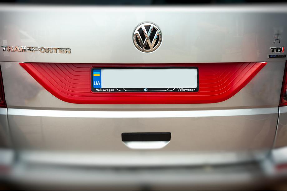 Volkswagen T6 2015–2024 Plastová lišta na veko kufra Čierna Fotografia 4