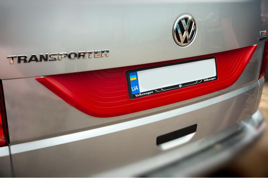 Volkswagen T6 2015–2024 Plastová lišta na veko kufra Čierna Fotografia 2