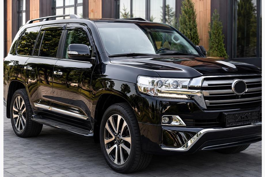 Toyota Land Cruiser 200 2007–2021 Sada body kitu 2016-2021 (Executive 2016) Čierna farba Fotografia 9