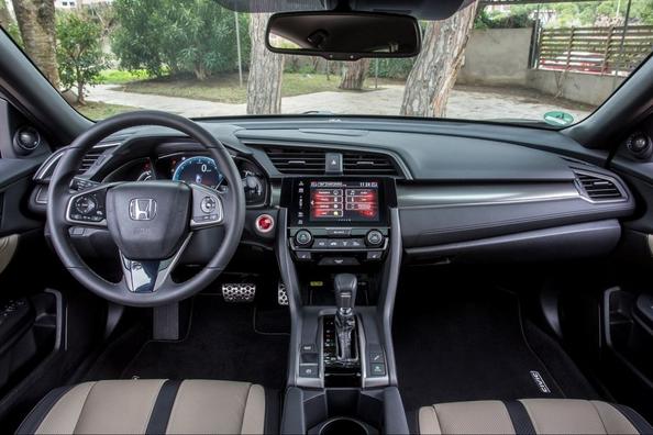 Päťdverový hatchback desiatej generácie Honda Civic 5D Fotografia 4