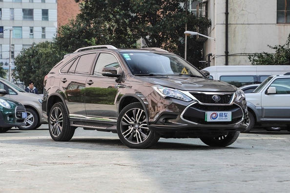 Hybridný sedemmiestny crossover BYD Tang 100