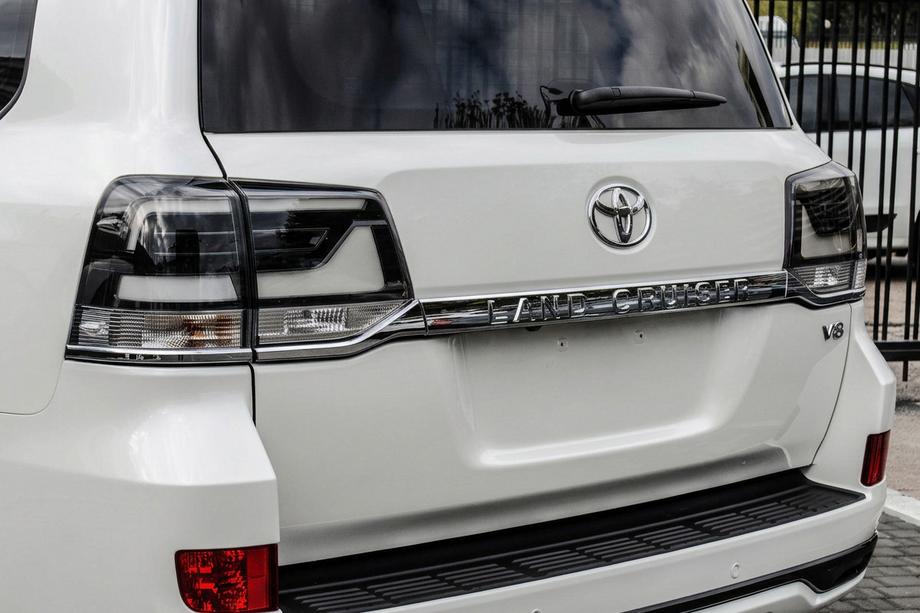 Toyota Land Cruiser 200 2007–2021 Zadné svetlá 2016+ (Executive Black) Image