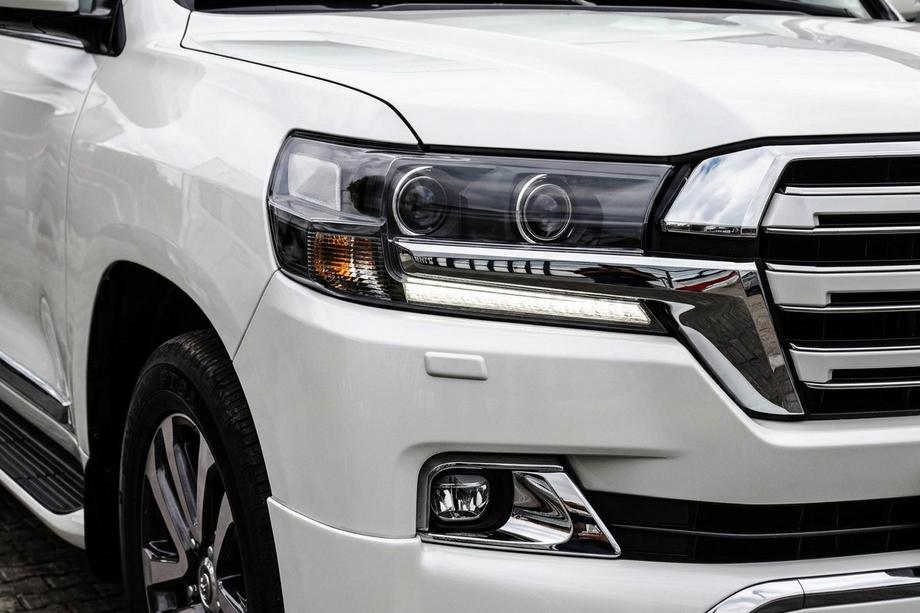 Toyota Land Cruiser 200 2007–2021 Predné svetlomety 2016+ (Executive) Image
