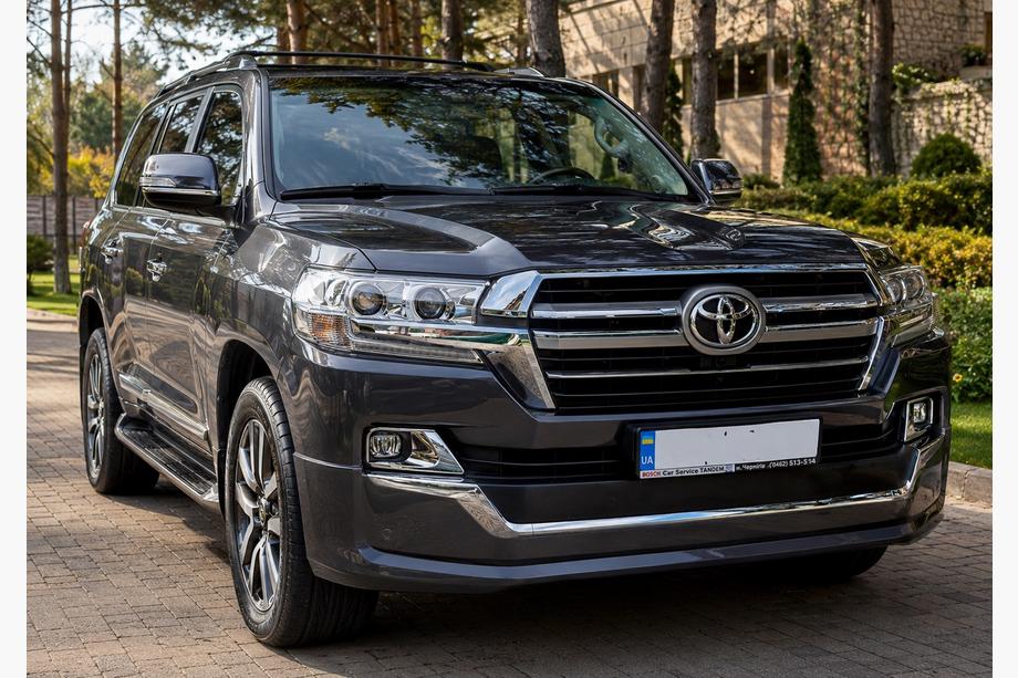 Toyota Land Cruiser 200 2007–2021 Sada bodykitu 2016-2021 (Executive 2019) Biela farba Fotografia 7