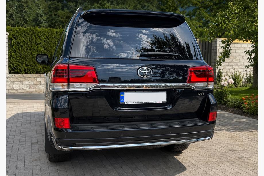 Toyota Land Cruiser 200 2007–2021 Sada bodykitu 2016-2021 (Executive 2019) Biela farba Fotografia 8