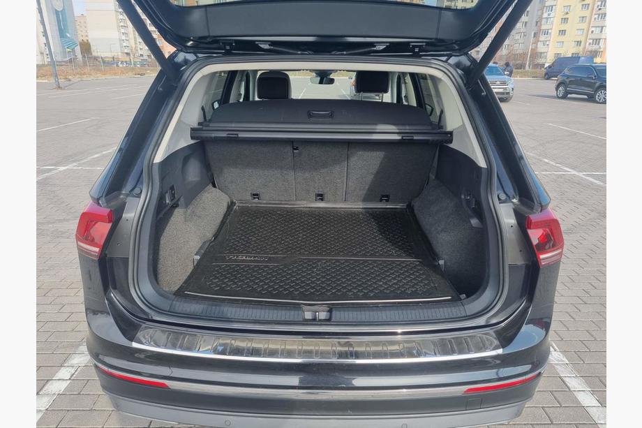 Volkswagen Tiguan 2016–2023 Nerezová lišta na zadný nárazník (Carmos) Image