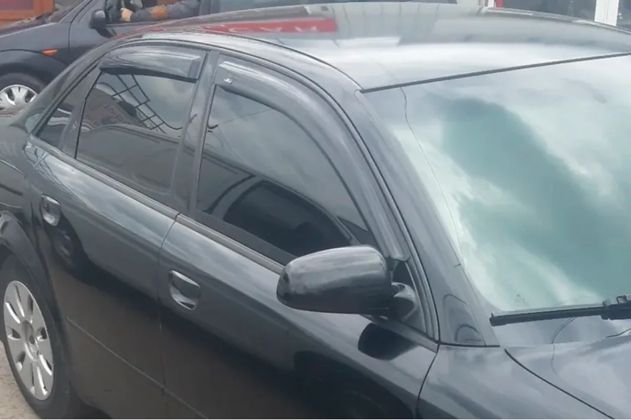 Audi A4 B6 2000–2004 Okenné deflektory Sedan (4 ks, HIC) Image