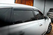 Audi Q7 2015–2026 Okenné deflektory s chrómovou lištou (4 ks, HIC) fotografia 3