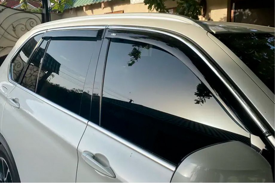 BMW X5 F15 2013–2018 Okenné deflektory s chrómovou lištou (4 ks, HIC) Image