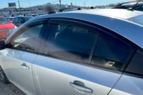 Chevrolet Cruze 2009–2015 Deflektory okien SD (4 ks, HIC) fotografia 4