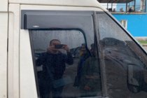 Ford Transit 2000–2014 Okenné veterné deflektory (2 ks, HIC) fotografia 3