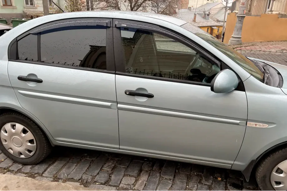 Hyundai Accent 2006–2010 Deflektory okien (4 ks, HIC) Image