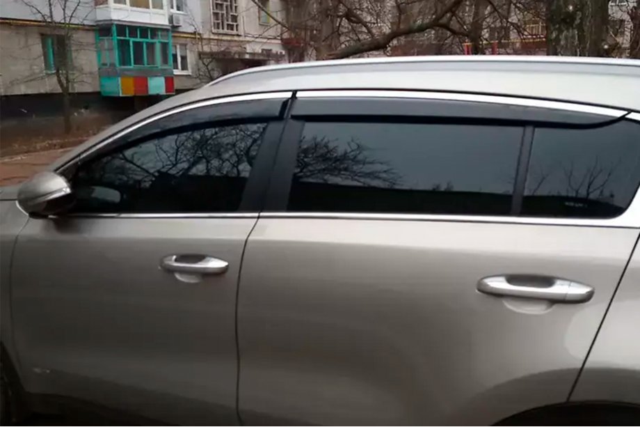 Kia Sportage 2015–2021 Okenné deflektory s chrómovou lištou (4 ks, HIC) Fotografia 1