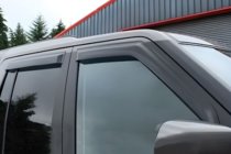Land Rover Discovery III 2004–2009 Deflektory okien (4 ks, HIC) fotografia 6