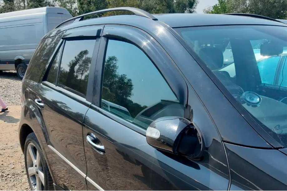 Mercedes ML W164 2005–2011 Deflektory okien (4 ks, HIC) Fotografia 4