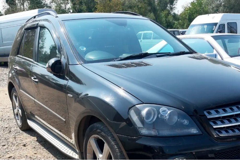 Mercedes ML W164 2005–2011 Deflektory okien (4 ks, HIC) Fotografia 5