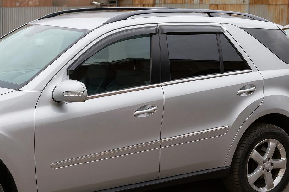 Mercedes ML W164 2005–2011 Deflektory okien (4 ks, HIC) Fotografia 1