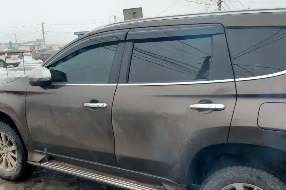 Mitsubishi Pajero Sport 2015– Deflektory okien (4 ks, HIC) Fotografia 2