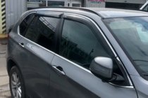 Nissan Qashqai 2014–2021 Okenné deflektory s chrómovou lištou (4 ks, HIC) fotografia 9