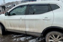 Nissan Qashqai 2014–2021 Okenné deflektory s chrómovou lištou (4 ks, HIC) fotografia 3