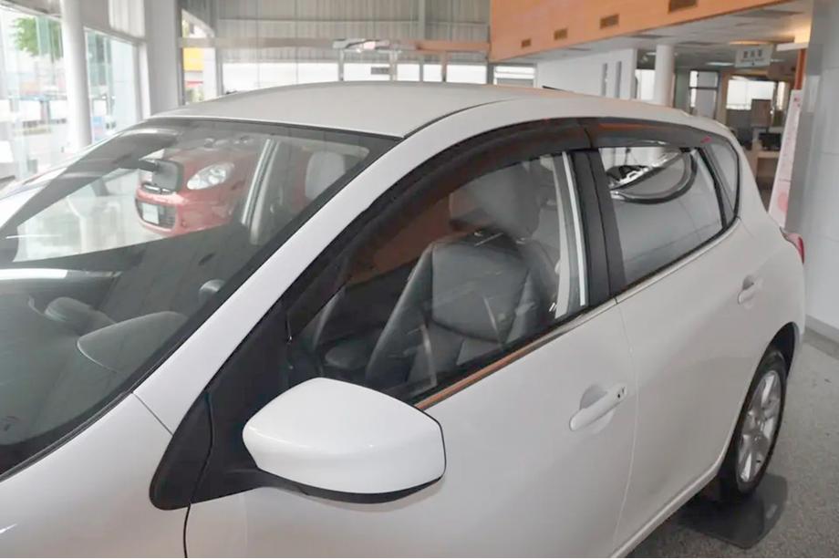Nissan Tiida 2011–2014 Okenné deflektory HB (4 ks, HIC) Fotografia 1