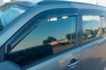 Suzuki Grand Vitara 2005–2017 Deflektory okien (4 ks, HIC) fotografia 9