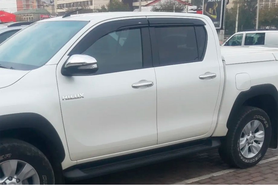 Toyota Hilux 2015– Deflektory okien (4 ks, HIC) Fotografia 2