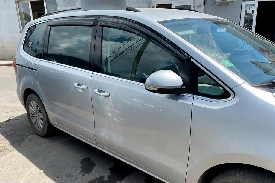 Volkswagen Sharan 2010–2023 Deflektory okien (4 ks, HIC) Fotografia 1