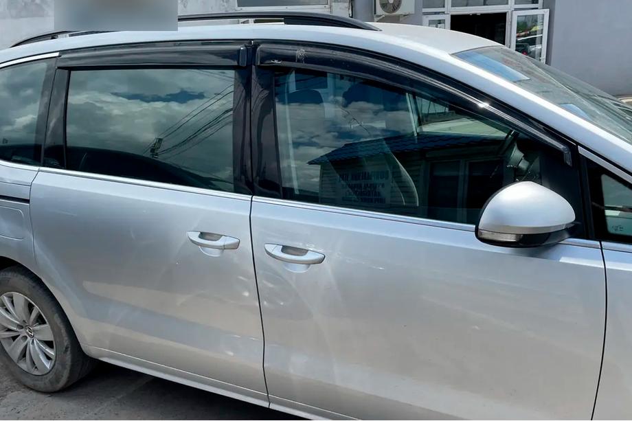Volkswagen Sharan 2010–2023 Deflektory okien (4 ks, HIC) Fotografia 3