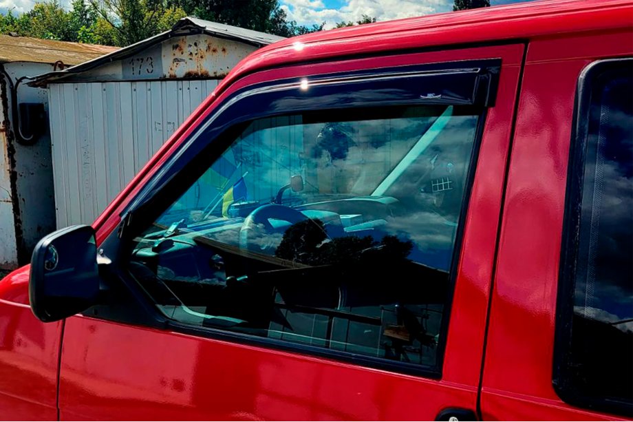 Volkswagen T4 Caravelle/Multivan 1990–2003 Okenné veterné deflektory (2 ks, HIC) Image