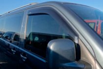 Volkswagen T5 Transporter 2003–2010 Okenné veterné deflektory (2 ks, HIC) fotografia 12