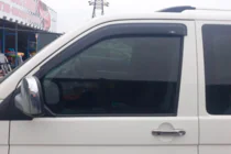 Volkswagen T5 Caravelle 2004–2010 Okenné veterné deflektory (2 ks, HIC) fotografia 6