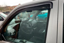 Volkswagen T5 Caravelle 2004–2010 Okenné veterné deflektory (2 ks, HIC) fotografia 17