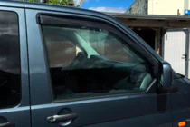 Volkswagen T5 Caravelle 2004–2010 Okenné veterné deflektory (2 ks, HIC) fotografia 19